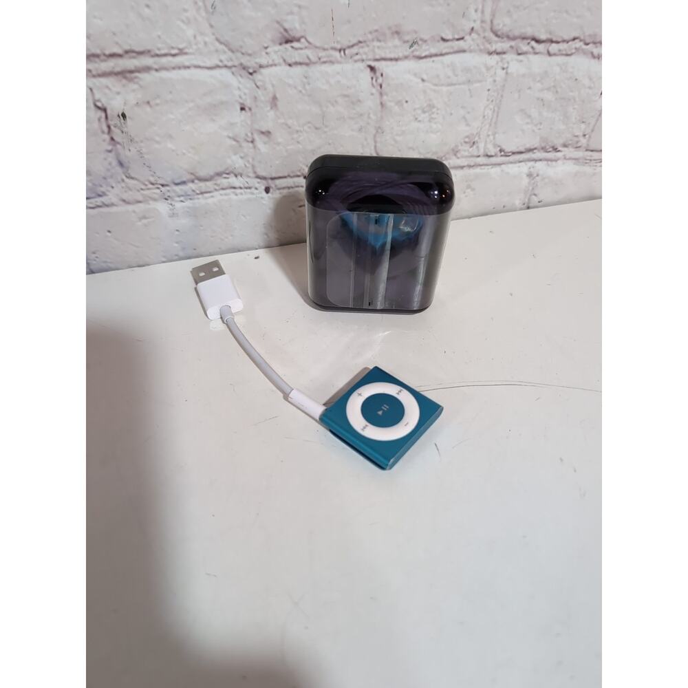 Apple iPod Nano 7th Gen 16GB A1446 Blue Charging Cable Earbuds
